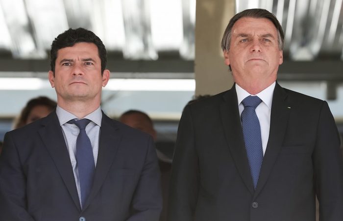 Bolsonaro pressionou Moro em mensagem: "Tenha dignidade para se demitir"