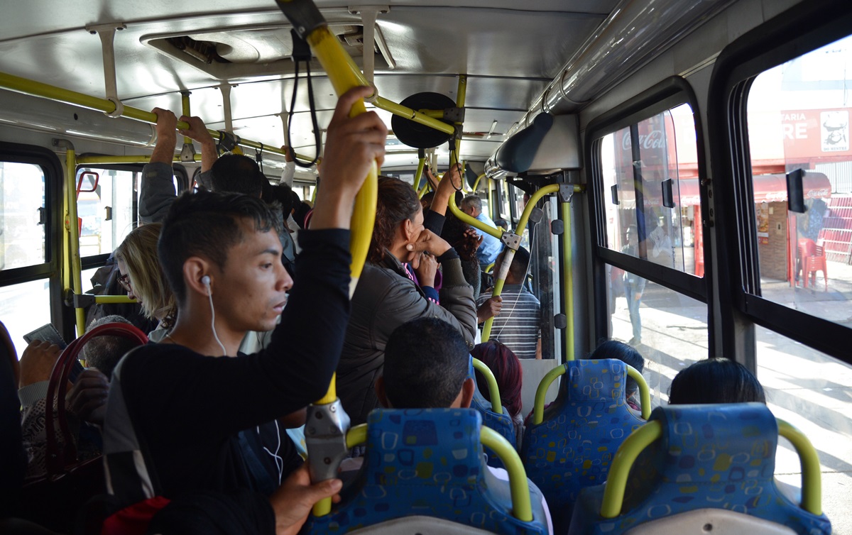 Impasse sobre volta de 100% dos ônibus terá audiência de conciliação amanhã