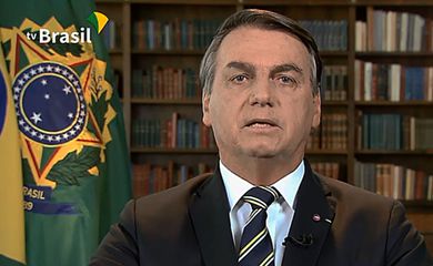 Bolsonaro destaca compromisso com democracia e Constituição