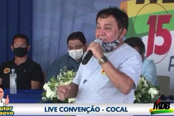 VÍDEO: Em convenção, ex-prefeito admite que roubou menos que o atual; assista