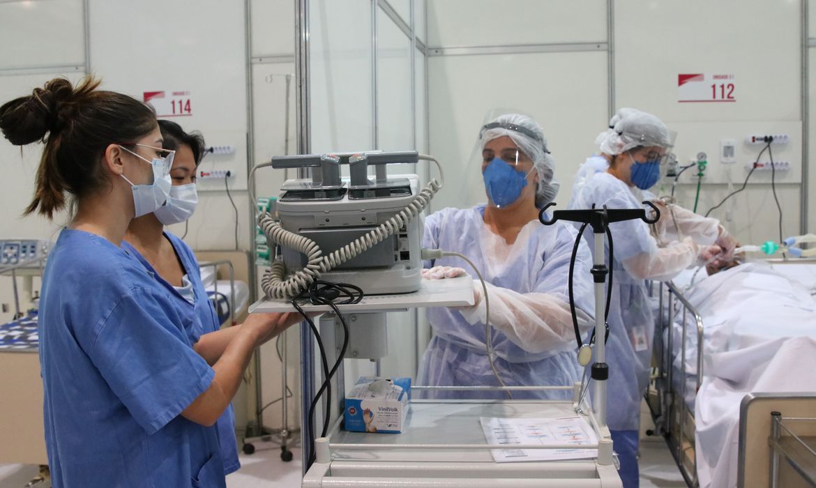 Desde o início da pandemia, 244 médicos brasileiros morreram de Covid-19