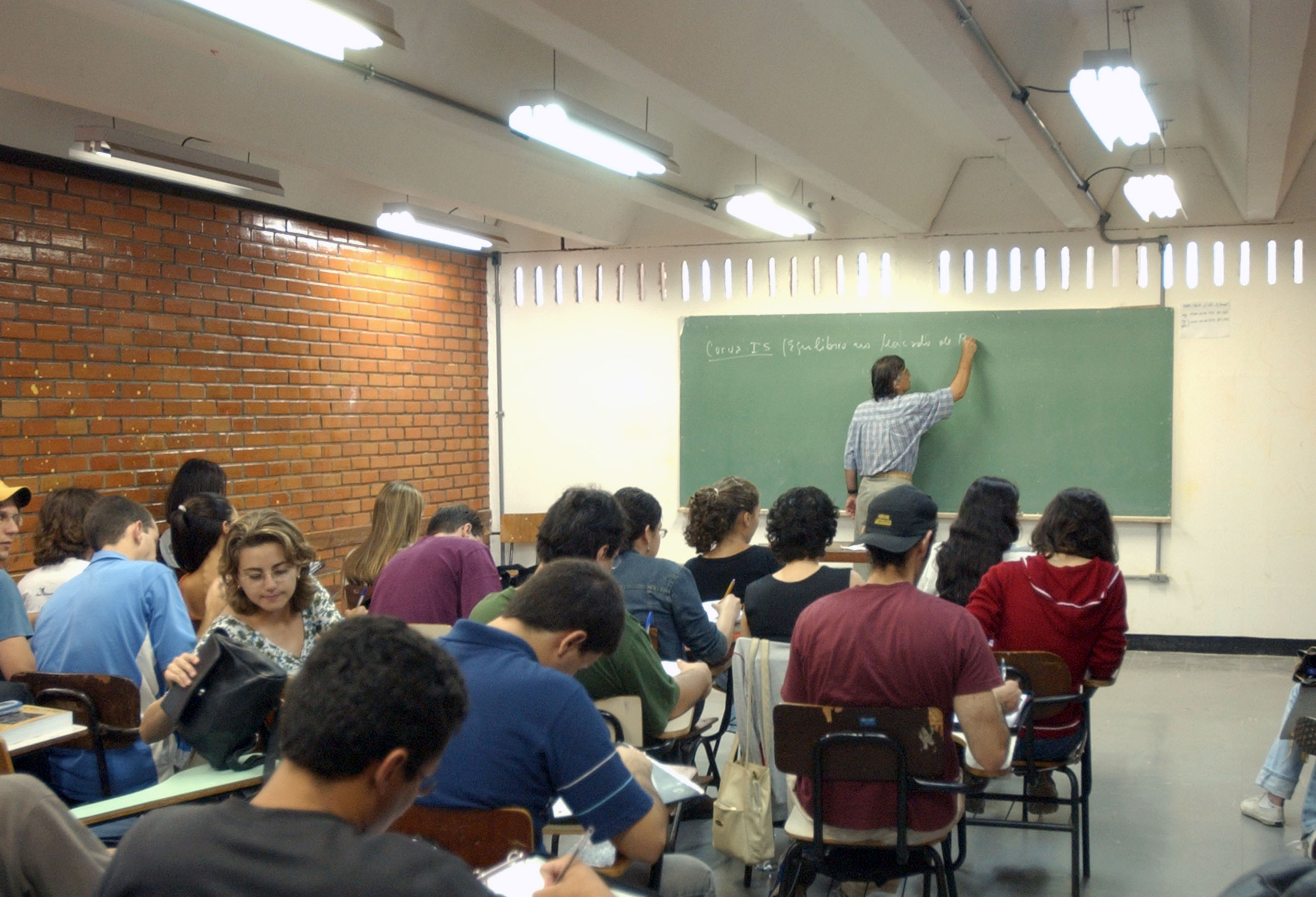 Reforma administrativa reduz férias de professor e operador de raio-X