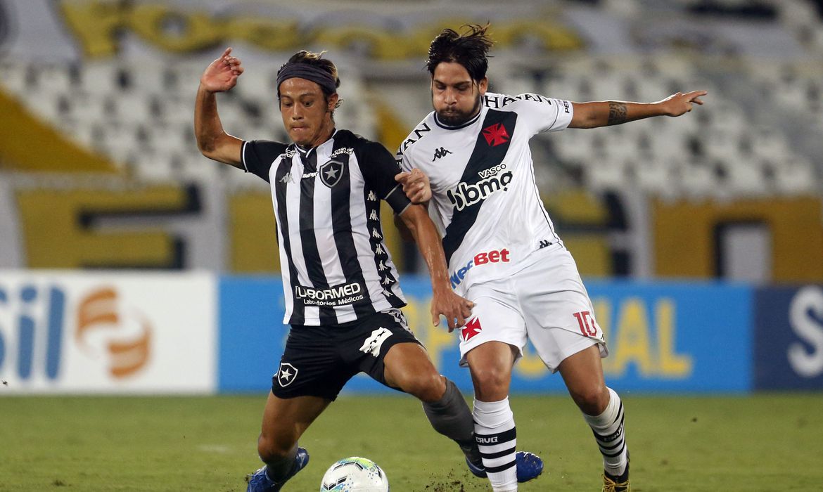Vasco triunfa em clássico com Botafogo e volta ao G4
