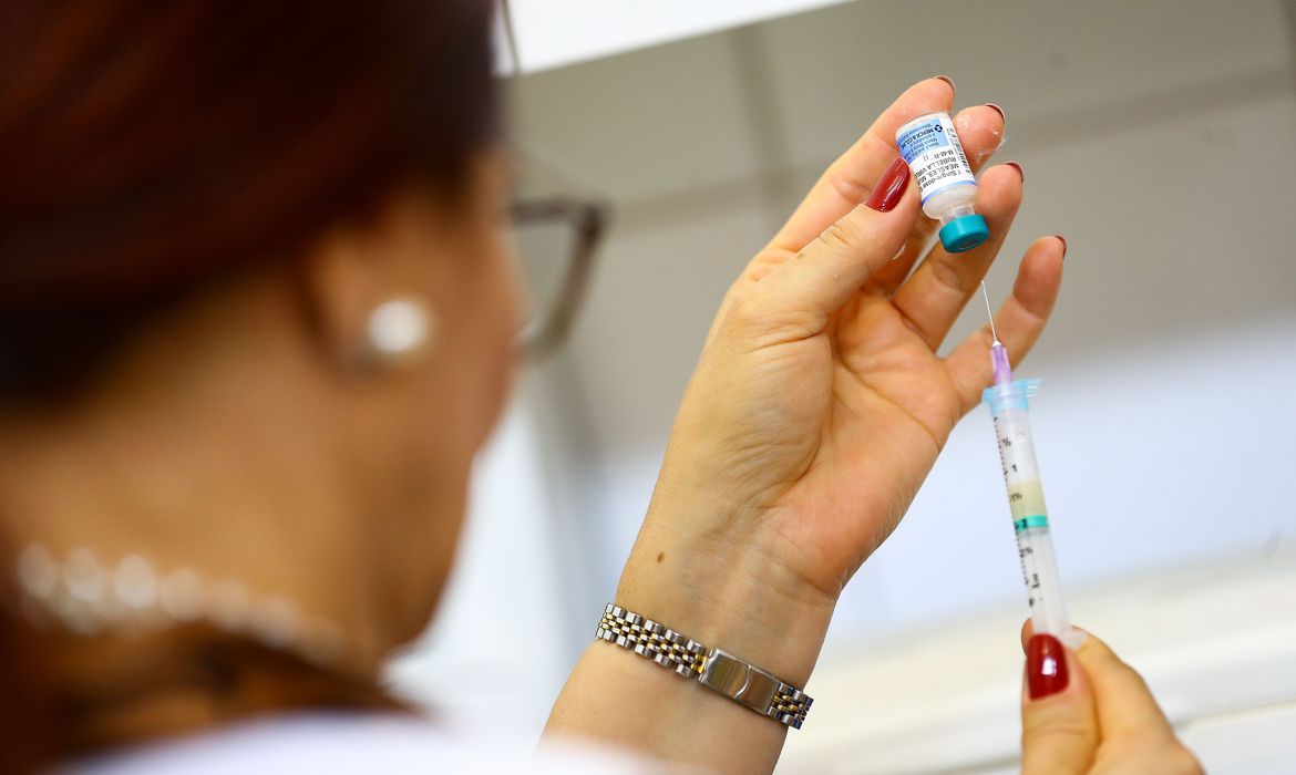 Testes com vacina de Oxford recomeçam hoje no Brasil
