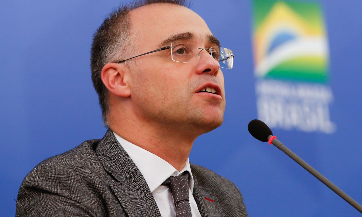 Ministro de Bolsonaro permanece internado em hospital de Brasília
