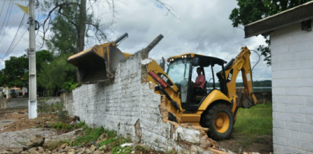 Extremoz: Prefeitura derruba construções irregulares nas margens da lagoa