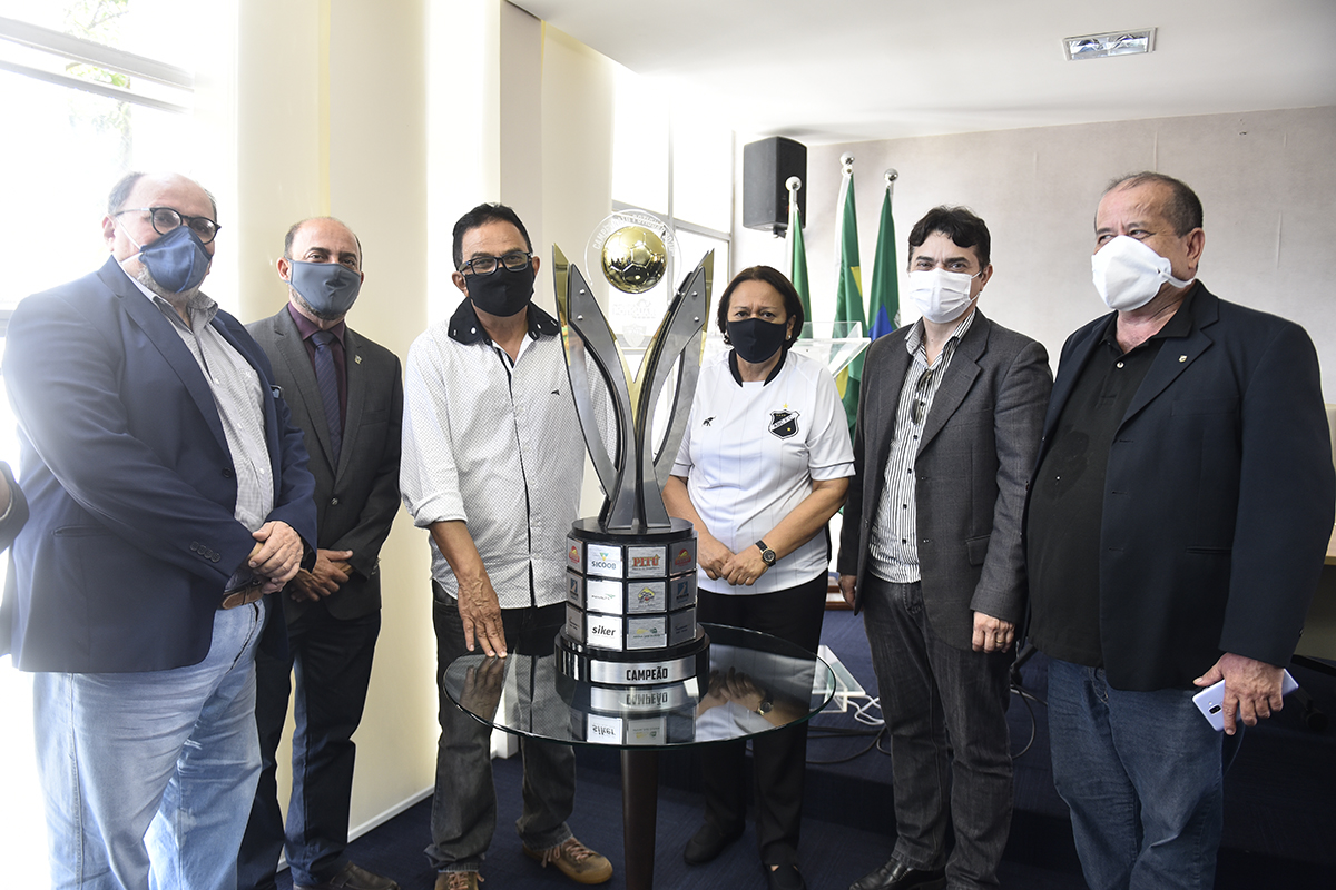 Fátima faz entrega simbólica do troféu de campeão estadual ao ABC