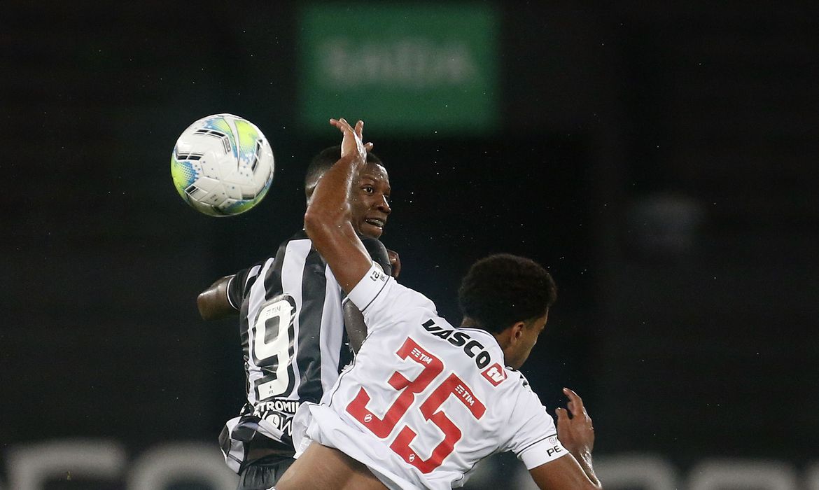 Botafogo vence Vasco e leva vantagem para volta da Copa do Brasil