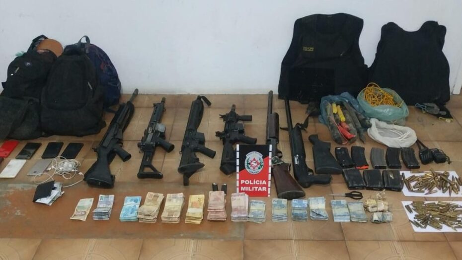 Seis suspeitos de explodir agência bancária morrem após confronto com polícia