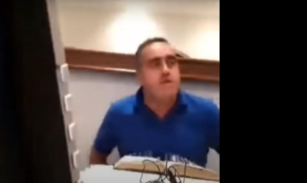 Sem perceber câmera ligada, pastor chama esposa de "imbecil" em live; assista