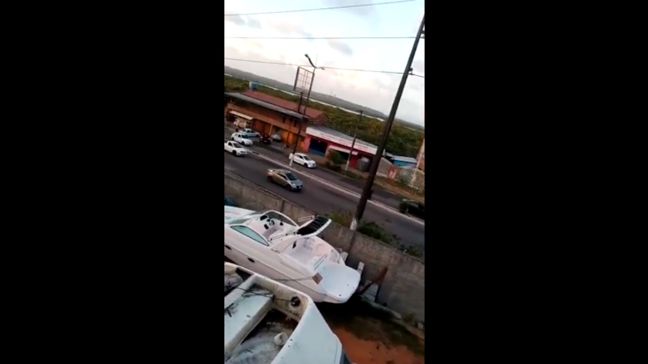 VÍDEO: Motoristas ficam no meio de tiroteio e voltam pela contramão em Natal