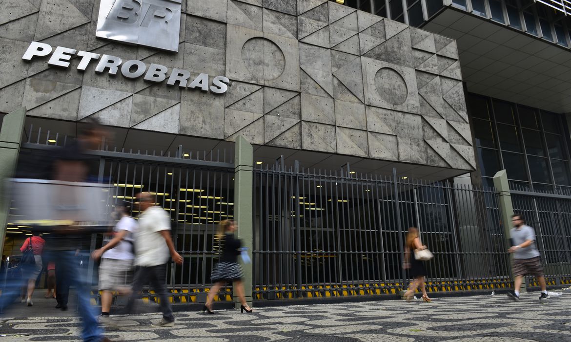 Gasolina sobe 4% nas refinarias a partir de hoje, anuncia Petrobras