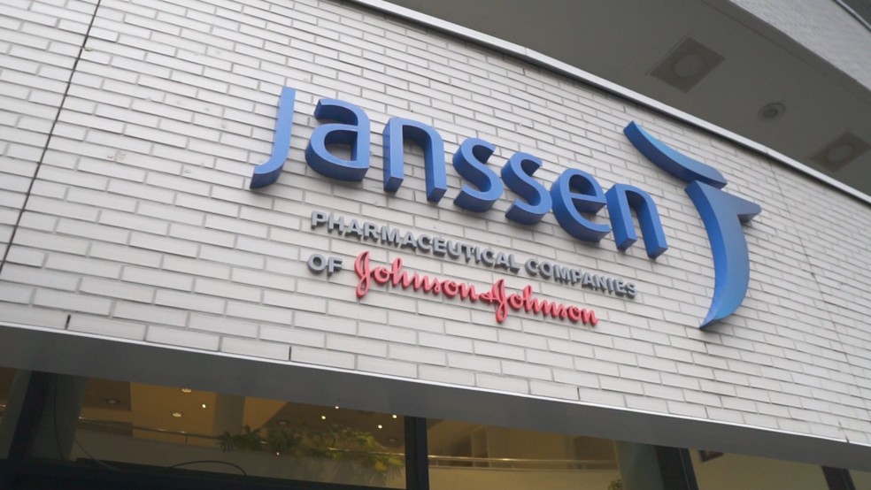 Johnson anuncia testes de fase 3 de candidata a vacina para Covid-19