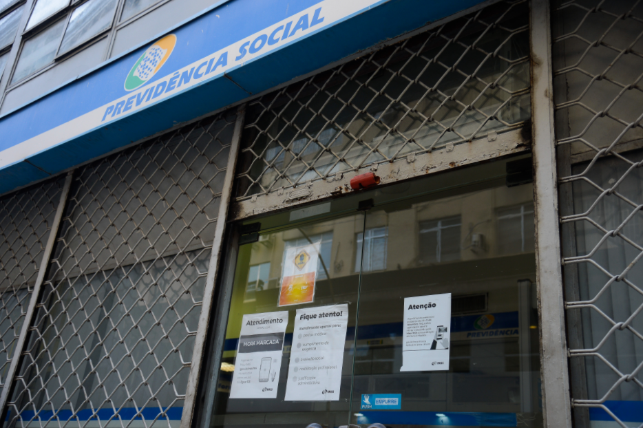 Justiça suspende trabalho presencial de peritos do INSS