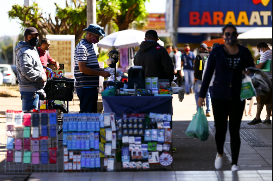 Intenção de consumo das famílias volta a crescer, aponta CNC