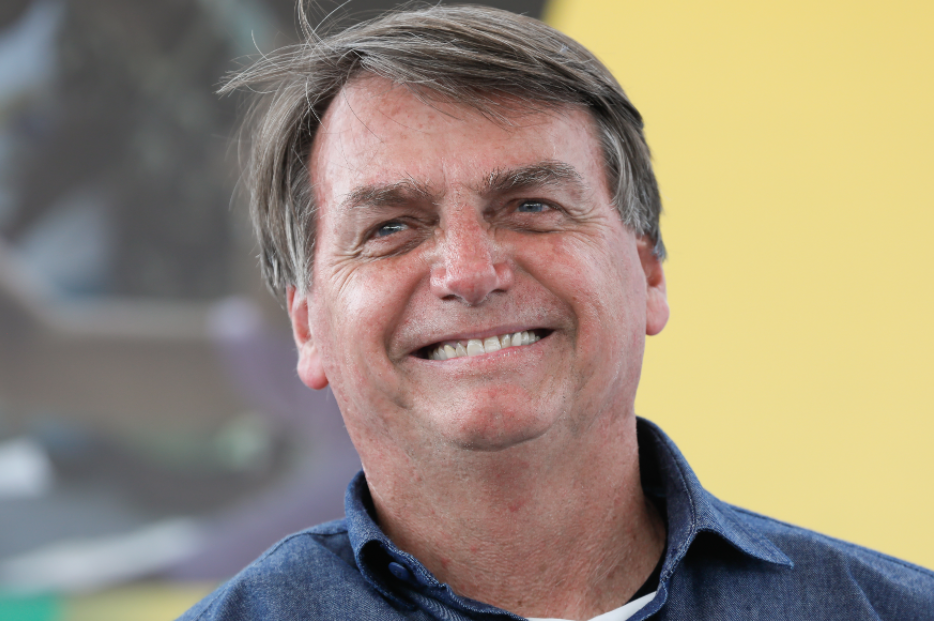 Bolsonaro deixa hospital após cirurgia para retirada de cálculo na bexiga