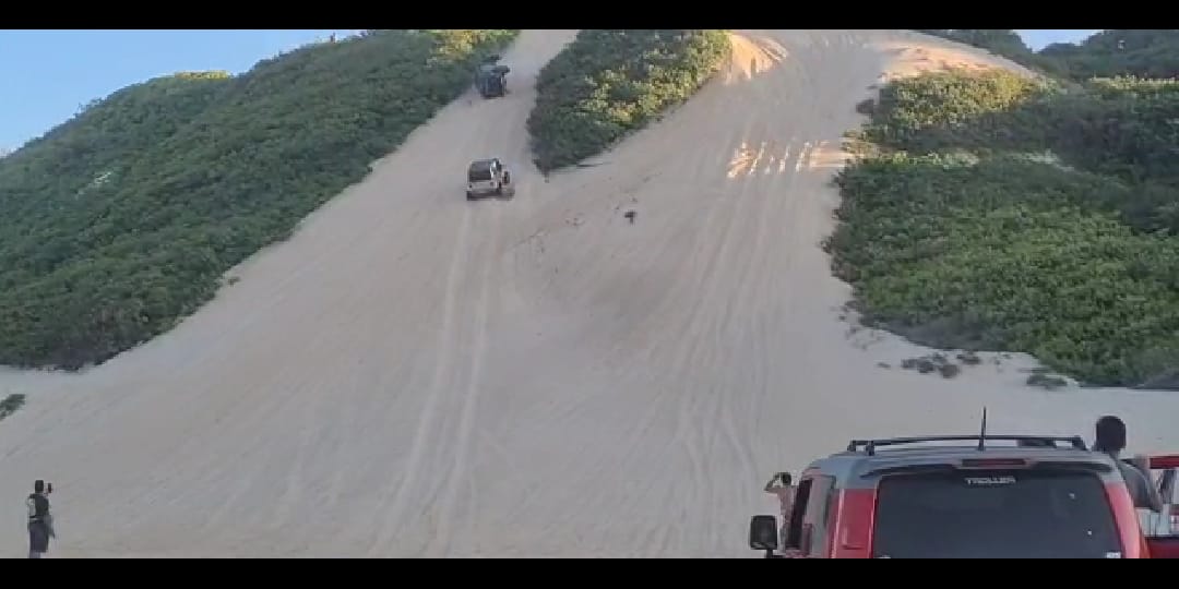 VÍDEO: Carro de trilha capota várias vezes em duna no RN; assista