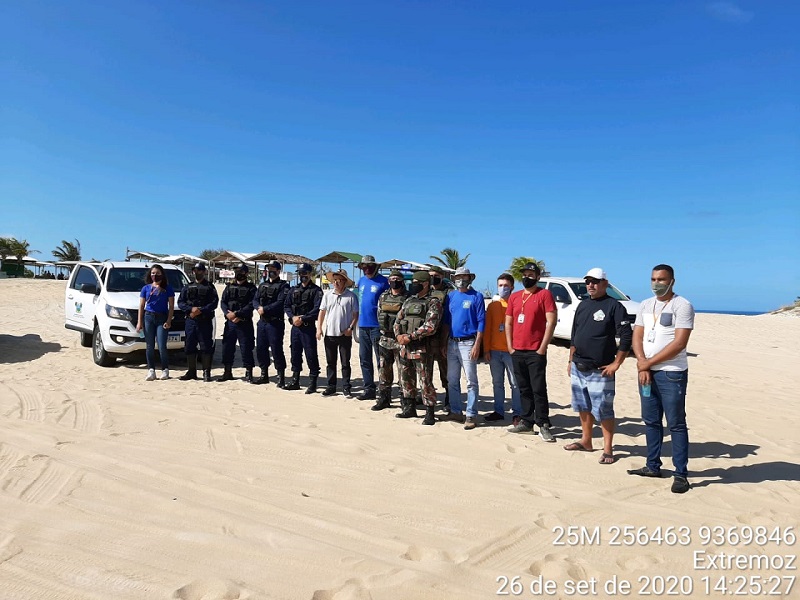Após acidente, fiscalização orienta motoristas de veículos 4x4 em Genipabu