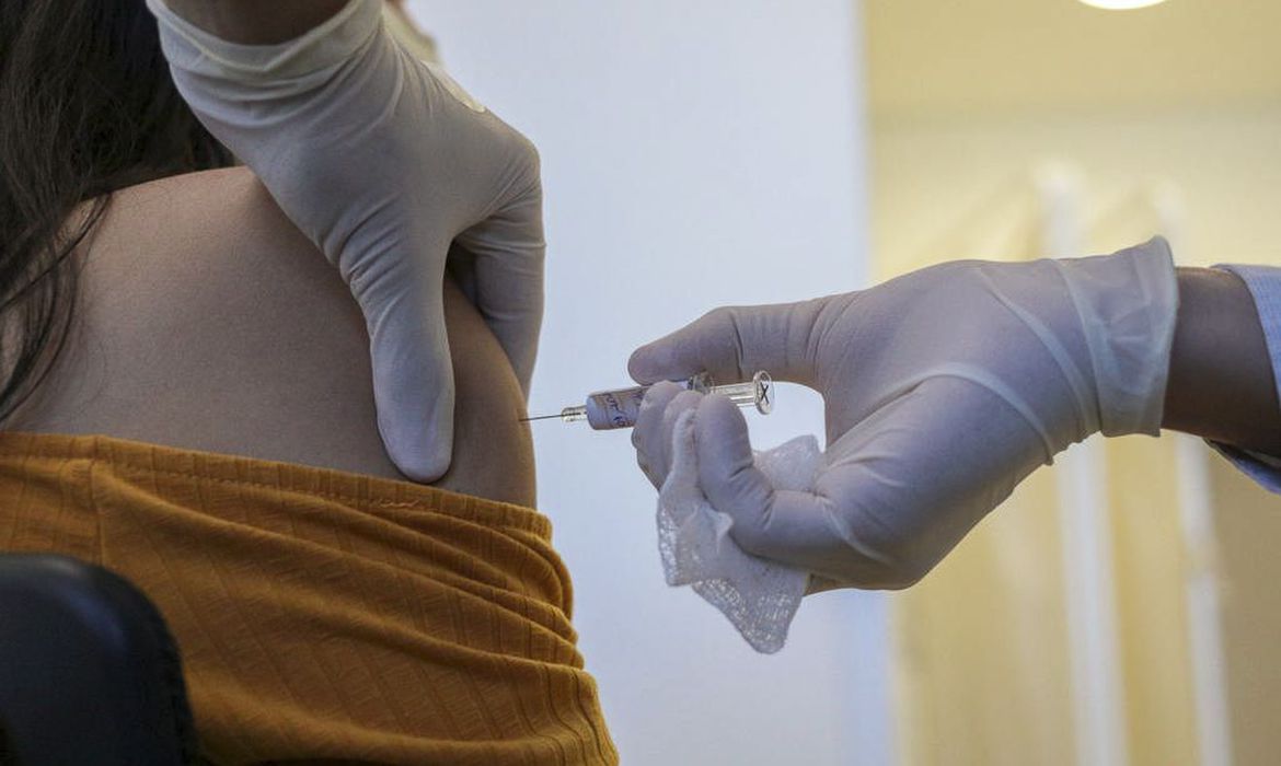 Anvisa começa análise de dados de vacina contra a Covid-19 no Brasil