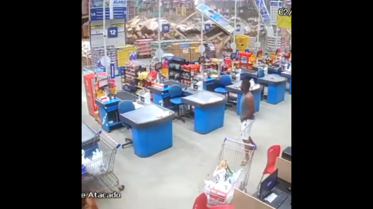 VÍDEO: Gôndolas de mercado atacadista caem e matam uma pessoa no MA