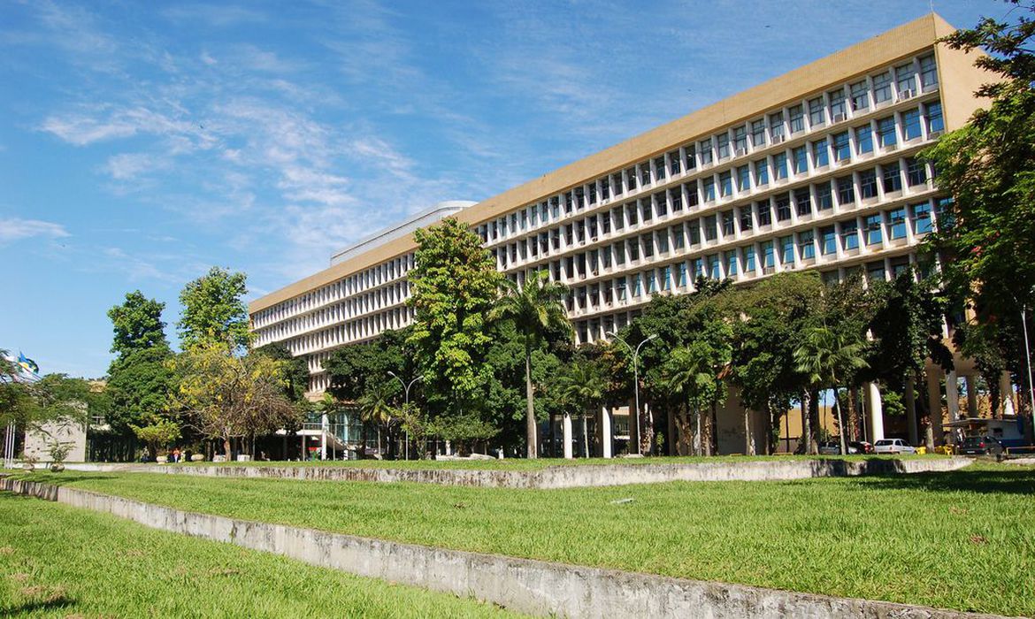 MEC: maioria das universidades federais retoma aulas remotas após suspensão