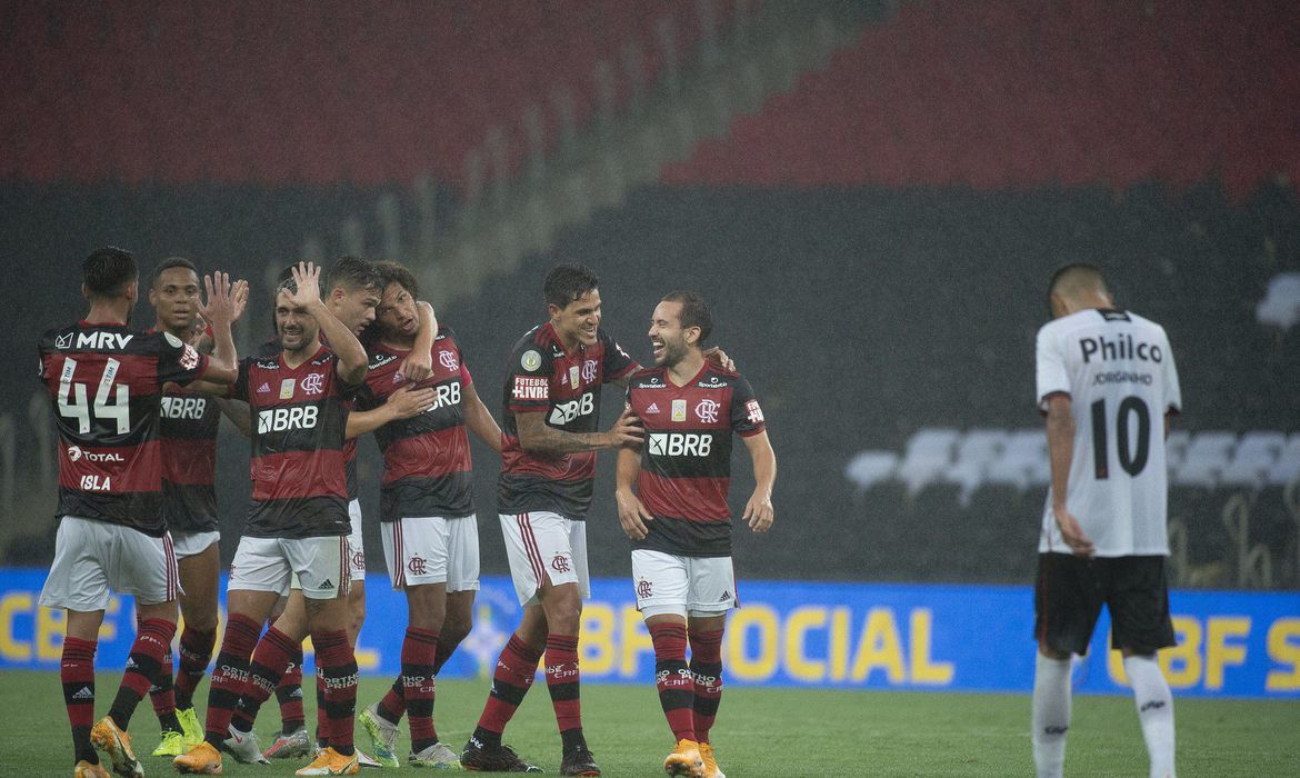 Campeonato Brasileiro: Flamengo vence Athletico-PR e entra no G4
