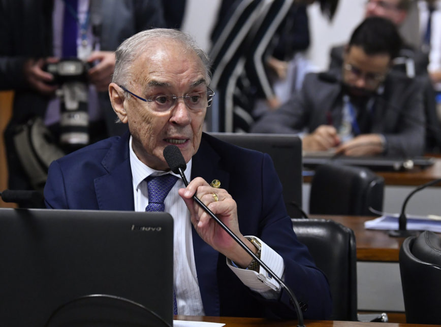 Senador diagnosticado com covid-19 é internado