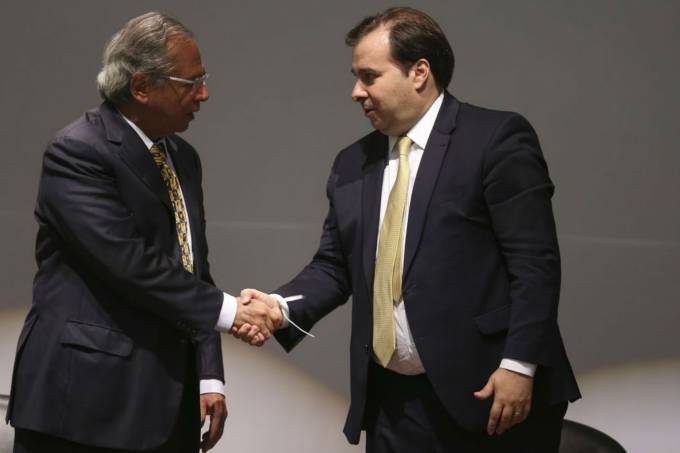 Após jantar, Maia e Guedes pedem desculpas por atrito e defendem reformas