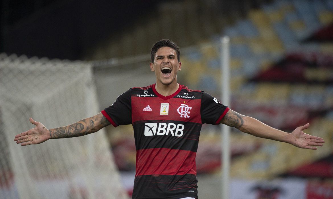 Com dois de Pedro, Flamengo acorda no segundo tempo e vence Sport