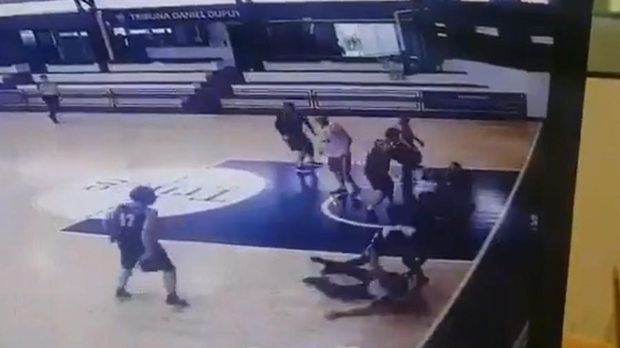 VÍDEO: Árbitro é agredido por jogador durante partida de basquete