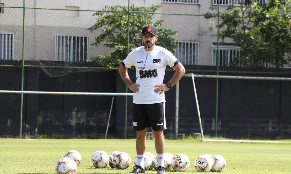 Vasco anuncia que Ramon Menezes não é mais técnico do clube