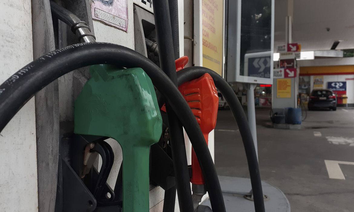 Petrobras reajusta em 4% a gasolina e em 5% o diesel a partir deste sábado
