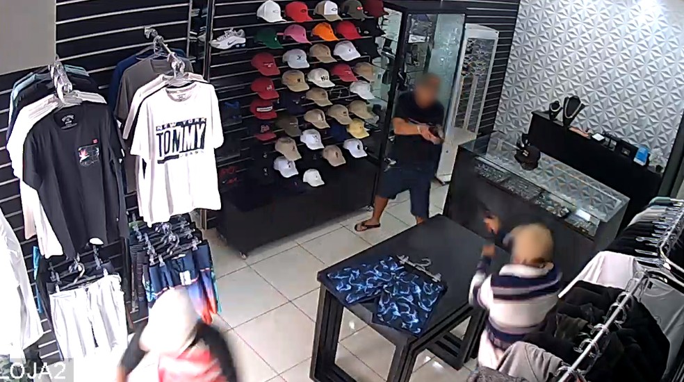 Dono de loja reage e mata três assaltantes no interior de São Paulo