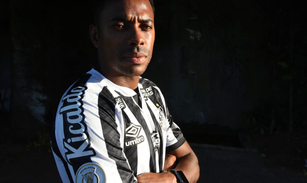 Santos anuncia retorno de Robinho; valor de salário é inusitado