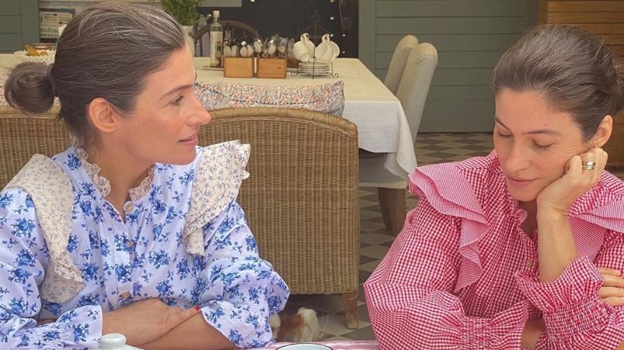 Jornalista da Globo mostra foto com irmã gêmea com looks iguais e confunde a web