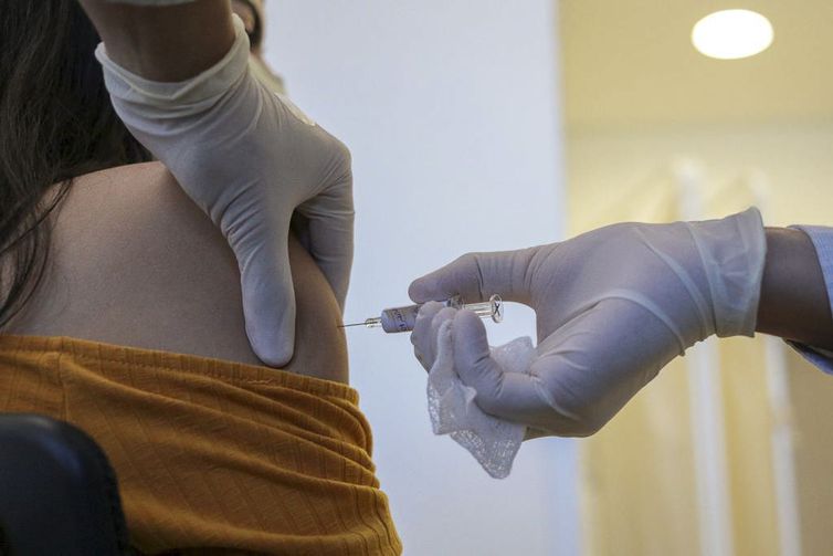 Covid: Vacina testada no RN tem estudo pausado após doença em voluntário