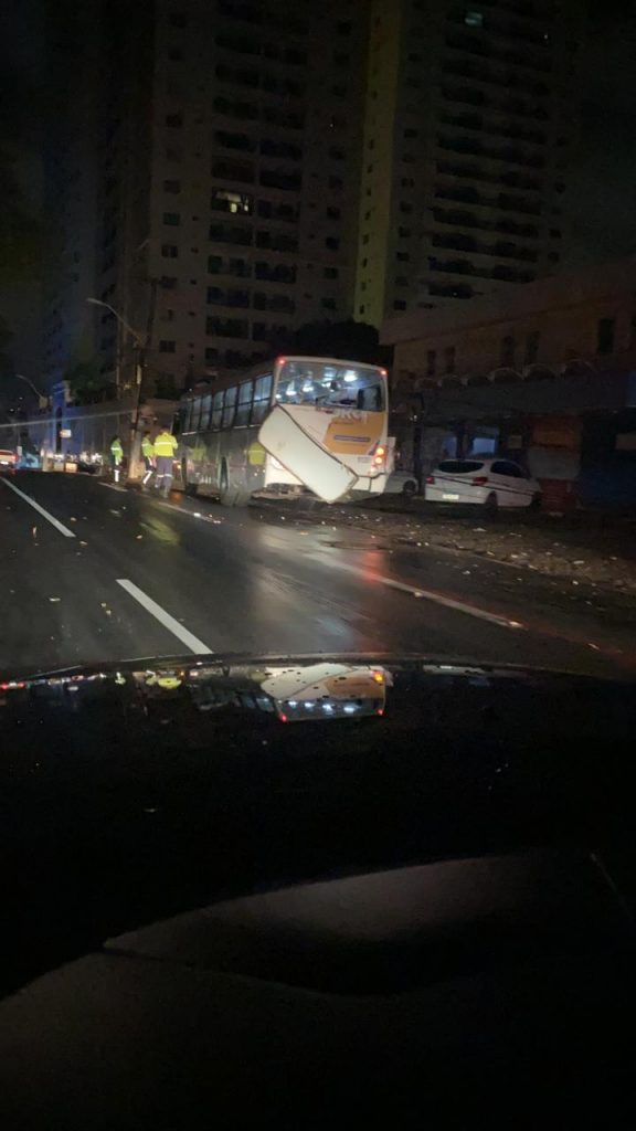 Acidente com ônibus derruba poste e provoca apagão na Zona Leste de Natal