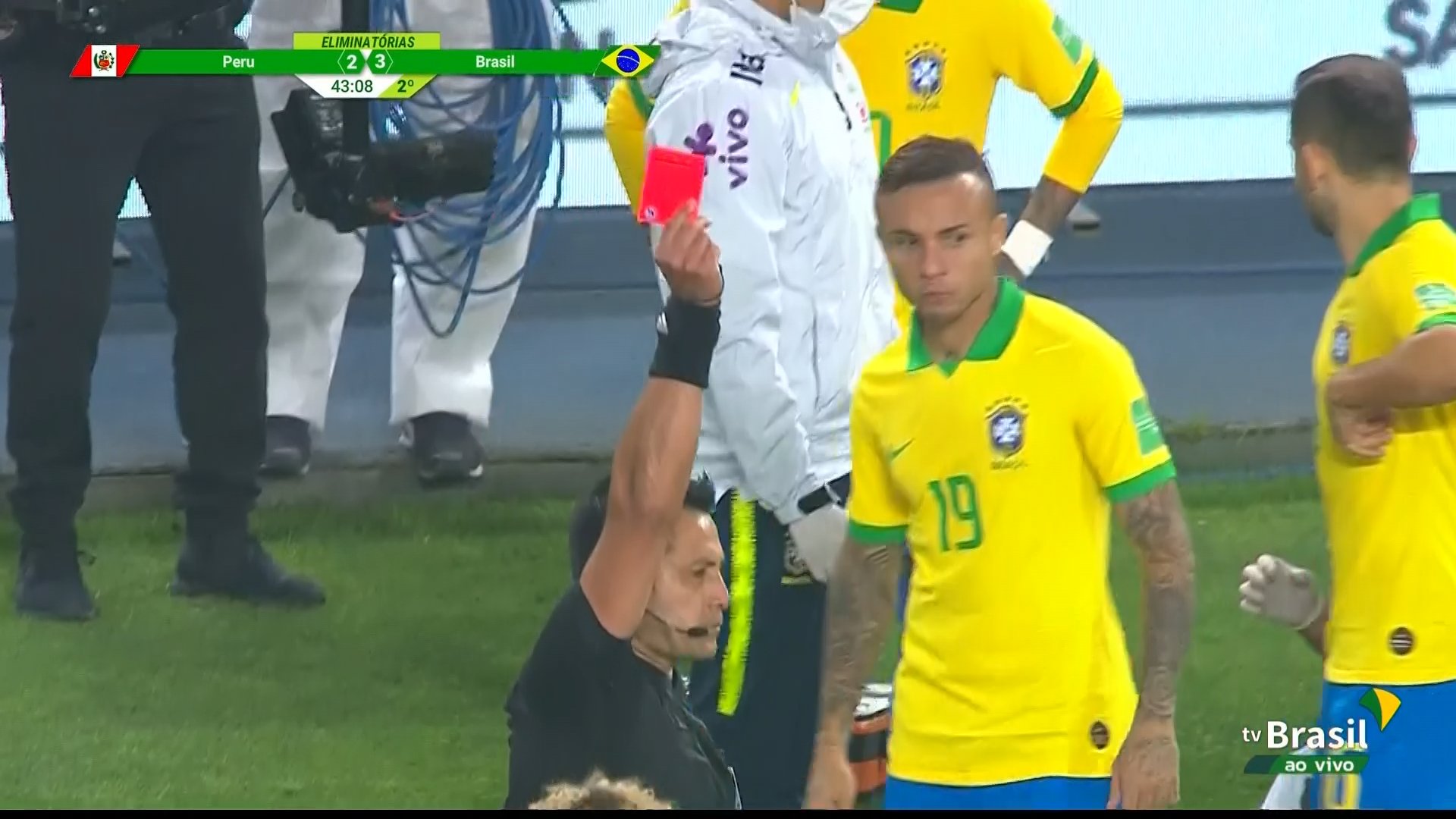 Transmissão do jogo na TV Brasil tem abraço para o presidente Bolsonaro