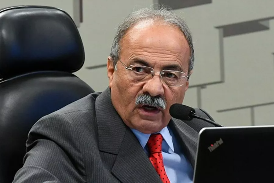 Senador flagrado com dinheiro na cueca é afastado da vice-liderança do governo