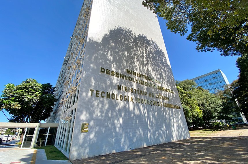 Bolsonaro sanciona recriação do Ministério das Comunicações