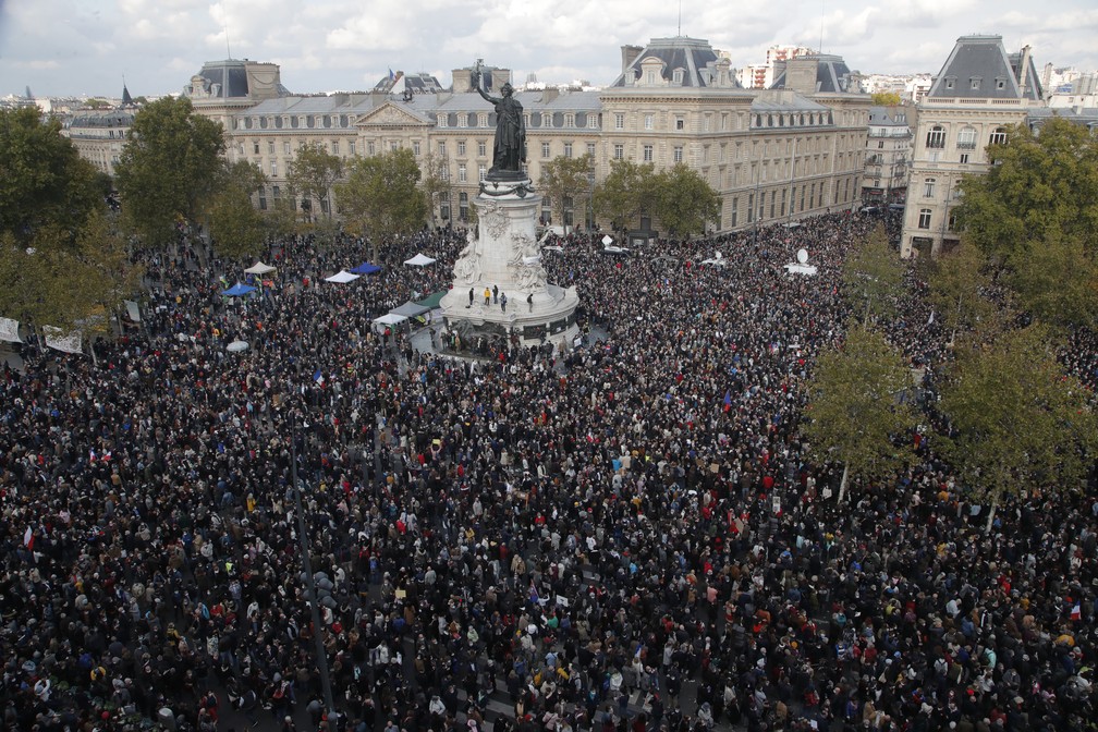 Milhares se reúnem em Paris para homenagear professor decapitado