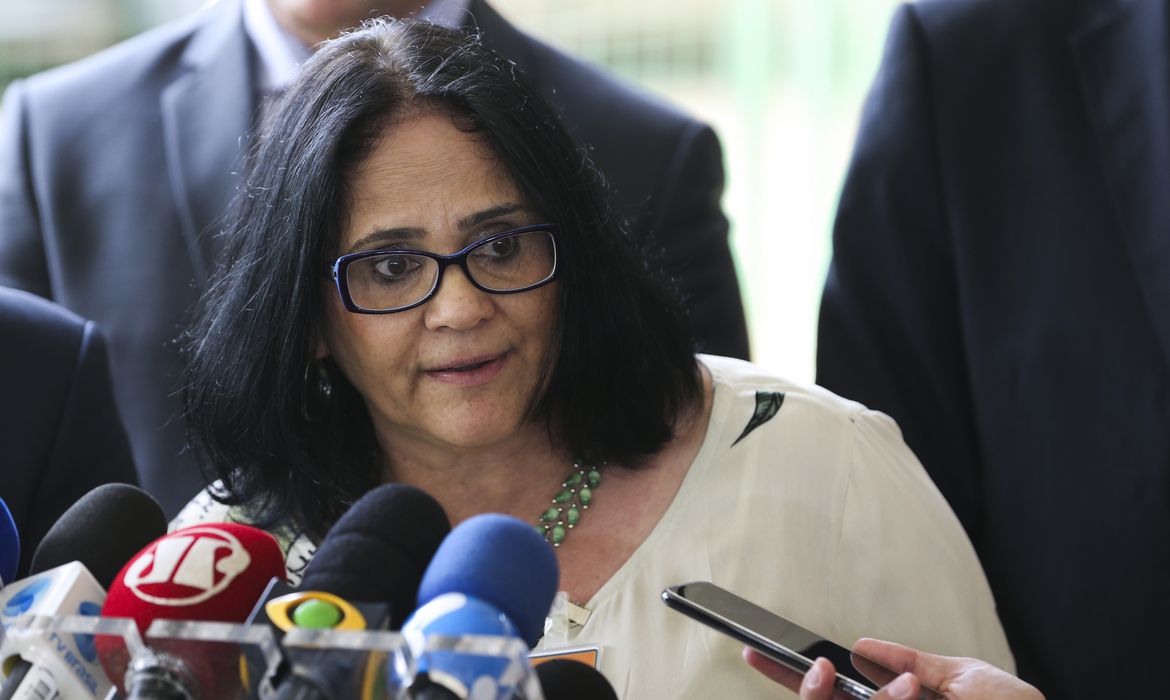 "Cadeia imediatamente", defende ministra Damares sobre caso Robinho