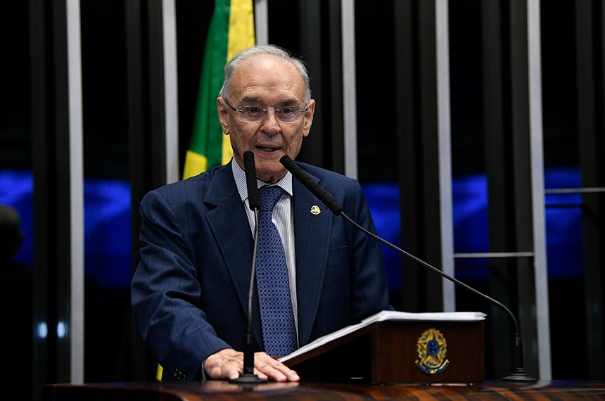 Covid-19 mata senador da República