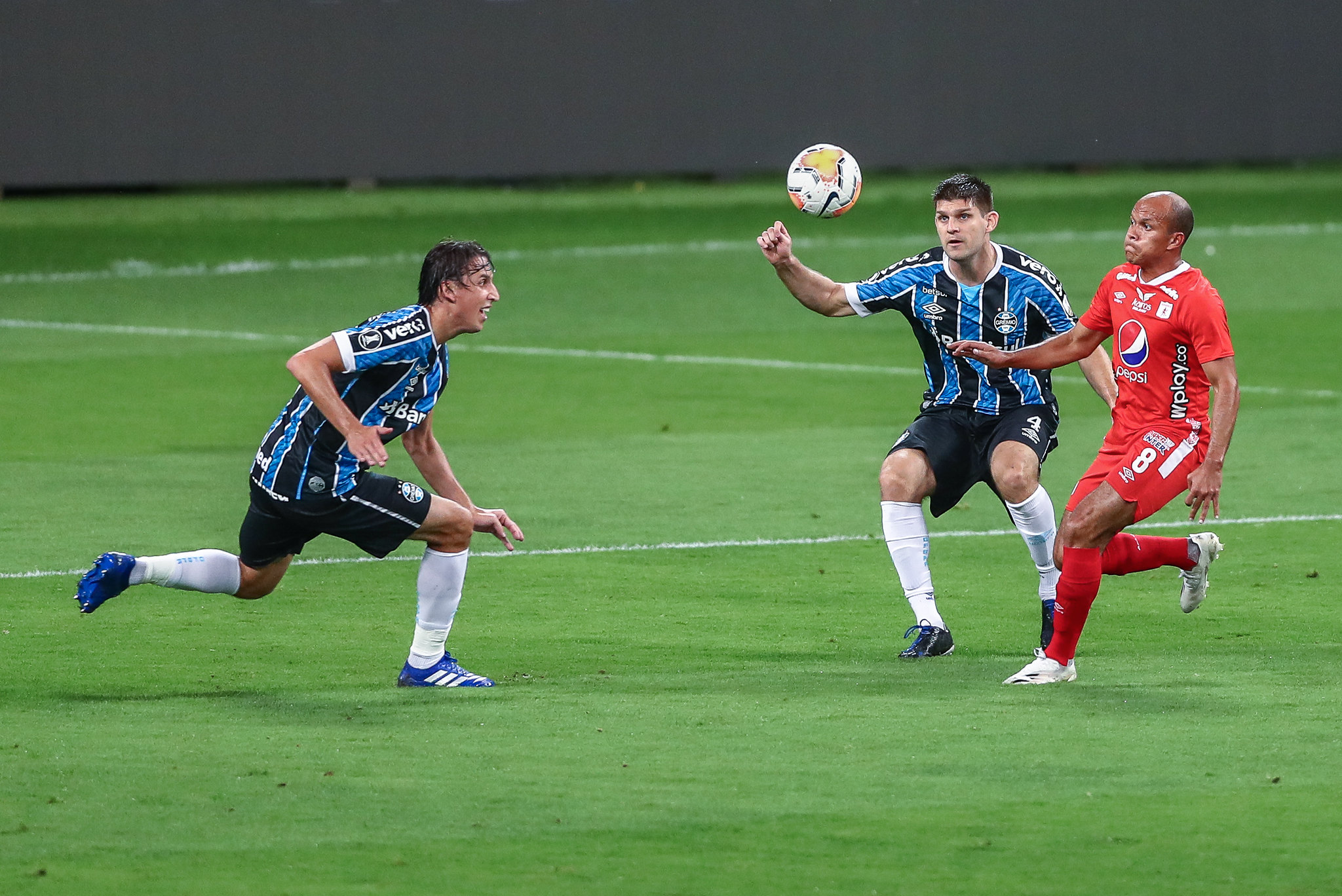 Libertadores: Grêmio empata no último minuto e garante 1ª posição