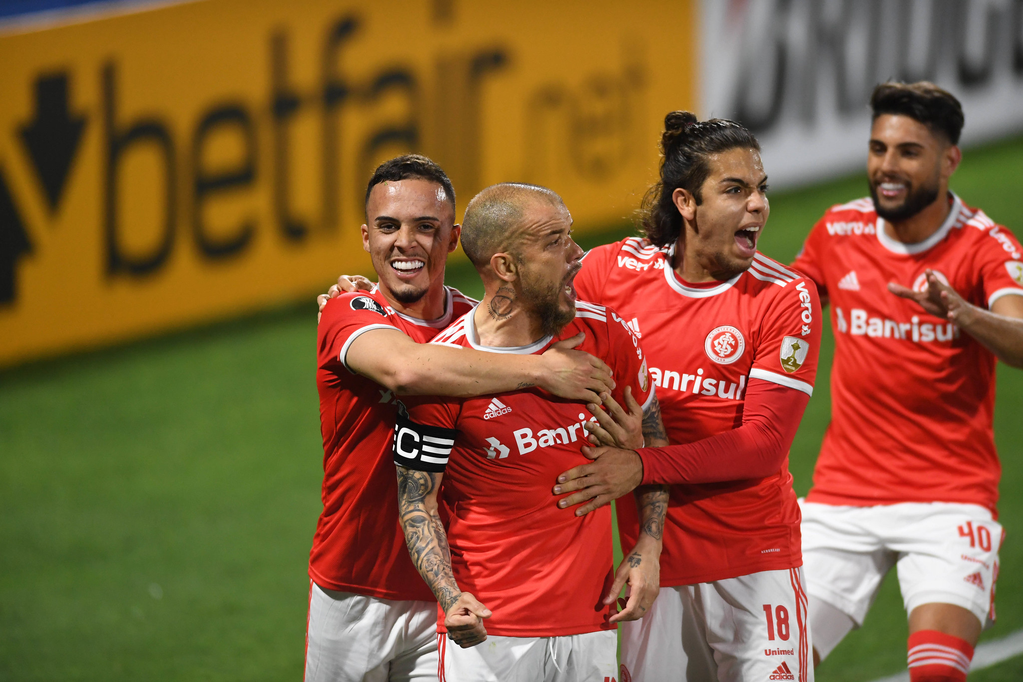 Internacional perde no Chile, mas avança na Libertadores