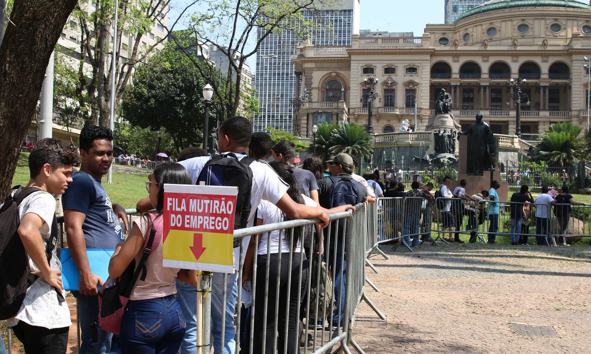 IBGE: número de desempregados chega a 13,5 milhões no Brasil