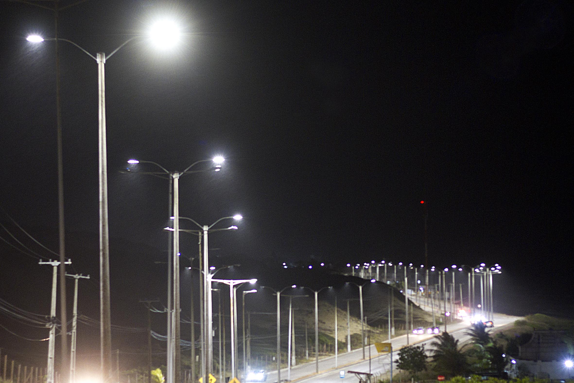 Prefeitura acende mais um trecho de nova iluminação da Via Costeira