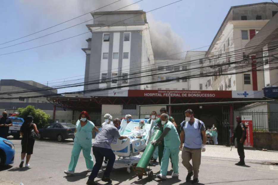 Paciente com covid morre durante transferência de hospital que incendiou no Rio