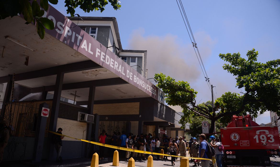 Hospital que incendiou no Rio confirma terceira morte e bombeiros fazem rescaldo