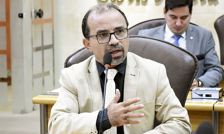 TSE publica acórdão de cassação de Sandro Pimentel, que ainda não deixou mandato